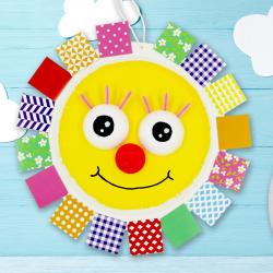 Avec une assiette en carton, des mosaïques colorées en papier, un peu de peinture et des demi-boules en polystyrène les enfants fabriqueront des soleils trop mignons pour apporter un peu de gaieté à l
