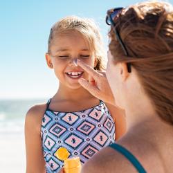 Dossier complet sur le soleil, les crèmes solaires, la protection solaire des enfants et les risques du soleil. Mieux connaître le soleil pour mieux en profiter c'est mieux aussi mieux connaître sa pe
