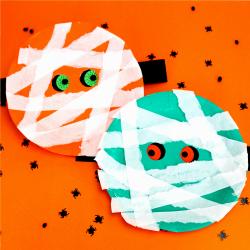 Découvrez cette activité d'Halloween pour les maternelles et les grands monstres. Transformez une simple assiette en carton en momie terrifiante qui regarde autour d'elle grâce à ses yeux mobiles. Cet