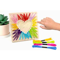 Voilà une belle activité créative à faire avec les enfants dès l'âge de 8 ans. Le string art vous connaissez ? Il s'agit d'une activité consistant à tendre du fil entre des clous plantés s