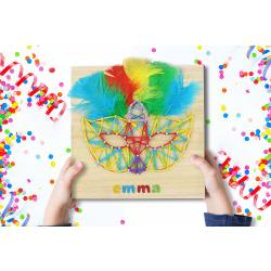 Découvrez notre String Art spécial carnaval !Cette activité va permettre à vos enfants non seulement de réaliser un joli tableau mais aussi de développer motricité, créativité et précision !