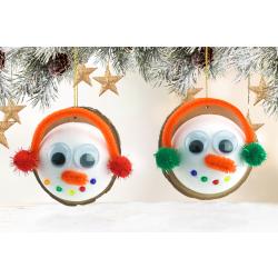 Dans cette activité de Noël, les enfants vont apprendre à fabriquer des suspensions bonhommes de neige mignons avec des cache-oreilles à accrocher dans le sapin. Un bricolage facile et rapide pour déc