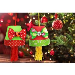 Découvrez une astuce qui permettra aux enfants de fabriquer des jolies suspensions pour le sapin de Noël grâce à des pots en terre cuite et des accessoires plein de couleurs. Une activité de N