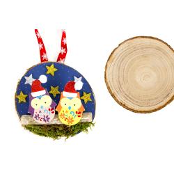Voilà une jolie suspension à fabriquer soi-même pour décorer le sapin de Noël ! Facile, il suffira de peindre une tranche de bois avec de la peinture acrylique puis coller des jolis accessoire