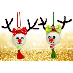 Avec de grosses perles en bois nous allons fabriquer des petits rennes mignons à accrocher dans le sapin de Noël ! Une activité créative facile et originale à faire avec les enfants cet hiver.