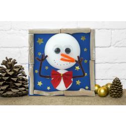 Découvrez un bricolage au cours duquel les enfants vont s'amuser à fabriquer un tableau bonhomme de neige rigolo pour décorer la maison ! Une activité de Noël facile et amusante combinant peinture et