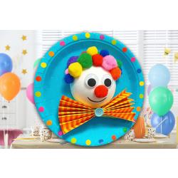 Avec du matériel simple nous allons fabriquer aujourd'hui un tableau clown en 3D. Alors sortez les assiettes en carton, les pompons, les gommettes et c'est parti ! Lors de cette activi