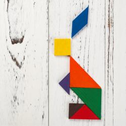 Imprimer un tangram, puzzle chinois. C'est un jeu à imprimer gratuitement pour les enfants qui permettra de travailler leur logique et leur créativité.