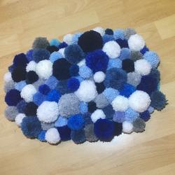 Un tapis à pompons fait maison