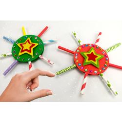 Nous revoilà avec une idée créative facile et originale qui vous permettra de fabriquer des étoiles étincelantes à accrocher dans le sapin de Noël. Ce petit bricolage mêlant découpage et collage pourr
