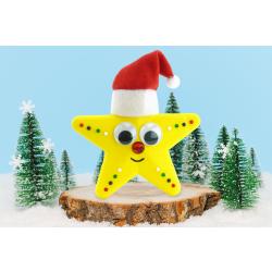Au cours de cette activité de Noël facile les enfants vont fabriquer une adorable étoile à accrocher dans le sapin ! Peinture, collage et piquage sont au programme de cette activité créative originale