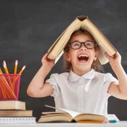 10 bricolages pour être prêts pour une rentrée unique ! Des calendriers personnalisés à imprimer, des trousses personnalisables, des ardoises ou encore des marques-pages, vos enfants seront très heure
