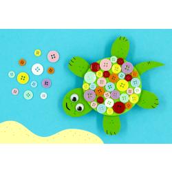 Découvrez une activité manuelle pour les enfants, facile et amusante, qui permettra de fabriquer des jolies tortues en utilisant un support rond en bois, du papier et des boutons !