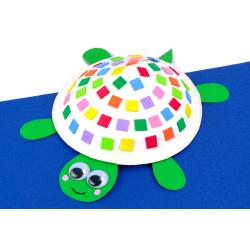 Tortue avec une assiette en carton et des mosaïques