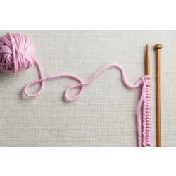 Pour démarrer dans le tricot et réaliser un ouvrage avec des aiguilles, la 1ère étape sera de monter les mailles. Voici un petit tuto illustré pour apprendre à monter des mailles, ensuite vous pourrez