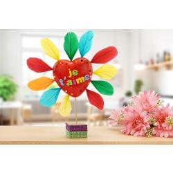Retrouvez le trophée avec un gros coeur et des plumes et proposez aux enfants de fabriquer un cadeau de Fête des Mères.