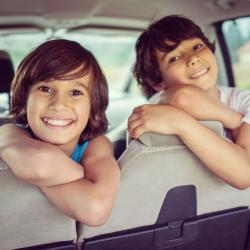 Un jeu de voiture pratiqué depuis fort longtemps pour occuper votre enfant en voiture et l'aider à maîtriser son langage et apprendre de nouveaux mots. Le temps des trajets habituels comme celui qui m