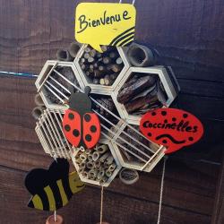 Comment fabriquer un hôtel à insectes ? Découvrez les étapes pour en fabriquer un facilement afin d'aider els insectes