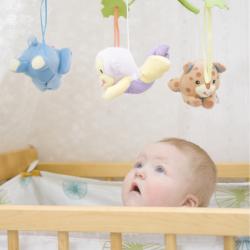 A quoi sert le mobile d'éveil pour bébé ? Le mobile musical ou non est l'un des premiers jouets de bébé, il est généralement placé au-dessus du berceau de b&eacute