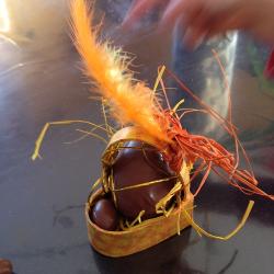 Les plumes et les raphias sont de sortie pour cette belle idée de décoration de panier de pâques