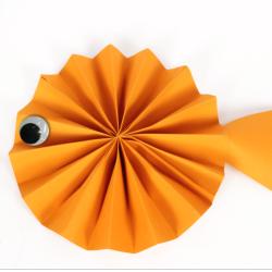 activité de bricolage enfants pour réaliser un poisson en papier à suspendre
