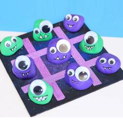 Apprenez à fabriquer un jeu du morpion original avec des galets peints et un plateau décoré façon galaxie. Une activité créative et ludique à faire avec les enfants.