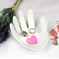 Un tuto pour réaliser avec les enfants une coupelle à bijoux en forme de main des enfants.
