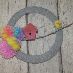 Un tuto pour fabriquer une jolie couronne de printemps avec des pompons