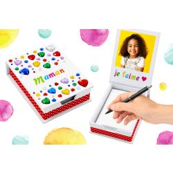 Voilà une super activité à faire avec les enfants pour la fête des mères.A partir d'une simple boîte à notes blanche les enfants obtiendront une boîte étincelante en collant simplement des str