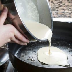 Improviser rapidement un ustensile économique pour huiler une poêle à crêpes pour mettre la juste quantité d'huile. Même avec les poêles anti-adhésive il arrive que les cr
