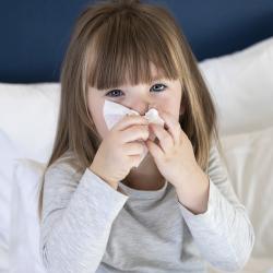 Je me mouche, je tousse, j’éternue ou je crache : j’utilise un mouchoir jetable. C’est un fait avéré, les virus et les microbes se transmettent plus facilement lorsqu’ils sont projet
