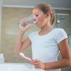 Utiliser la seule quantité d’eau nécessaire pour les petits gestes. Il existe un grand nombre de petits gestes pour lesquels nous devons nous rééduquer en même temps que nous éduqu