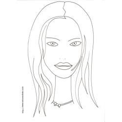 Visage de la fille aux cheveux mi longs lisses