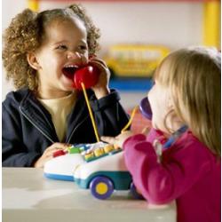 Les jeux d'imitation sont tous les jouets et jeux qui permettent aux enfants de jouer aux grands, ils permettent d'imiter papa, maman, le boulanger, le médecin ... Entre 2 et 4 ans, les enfants ont en