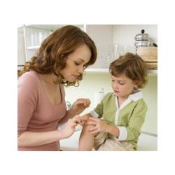 Fiche pratique pour soigner les petites plaies et les petites brûlures des enfants. Les brûlures profondes ou importantes nécessitent impérativement une consultation médicale, en attendant vous pouvez