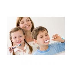 Les enfants se brossent les dents