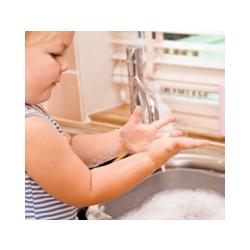 Enfant se lavant les mains