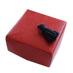 boite décorée d'un pompon