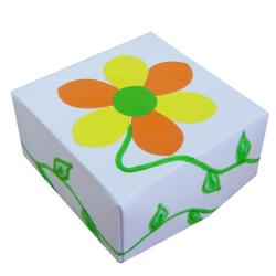 Boite carrée décorée d'une fleur