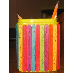 Boîte à crayons décorée de batonnets de bois peints