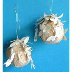 boule de Noël en papier et décorées de feuilles