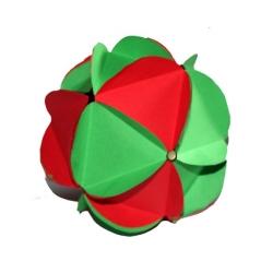 Voici un modèle de boule de Noël en 3D entièrement réalisée avec du papier épais ! On ne pourra plus dire que les boules de Noël coutent cher. Ces boules peuvent être r&amp