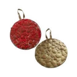 Ces boules de Noël à l'aspect écaillé , craquelé sont réalisées avec du carton et des coquilles d'oeufs. Une activité  basée sur le recyclage de matériaux du quotidien , idée de bricolage pas cher