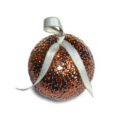 Fabriquer une jolie boule de Noël avec une boule de polystyrène et des paillettes à facettes pour briller sous les lumières de Noël