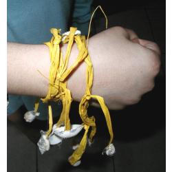 Bracelet africain en raphia et coquillages