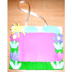 Petit cadre décoré de fleurs pour les photos de l'enfant