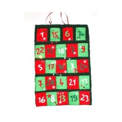 Bricolage d'un calendrier de l'Avent pour aider les enfants à patienter avant Noël. Le calendrier est réalisé avec un set de table et de la feutrine. Il peut être préparé avec les e
