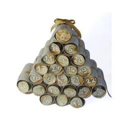 Un calendrier de l'Avent à fabriquer avec des rouleaux en carton. Une idée de bricolage de Noël pas chère qui amuse les enfant et décore joliment la maison
