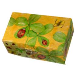 Coffret en bois décoré de motifs découpés dans des serviettes en papier