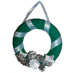 Personnaliser une couronne de Noël en polystyrène avec du papier crépon